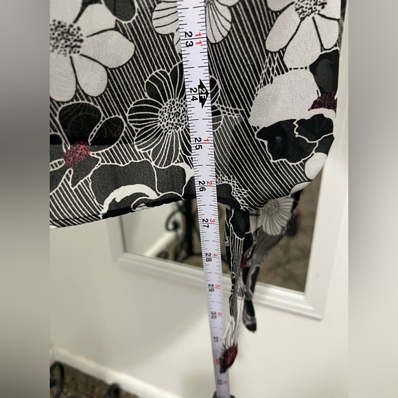 Apostrophe Black and White Floral Blouse - Picture 4 of 6